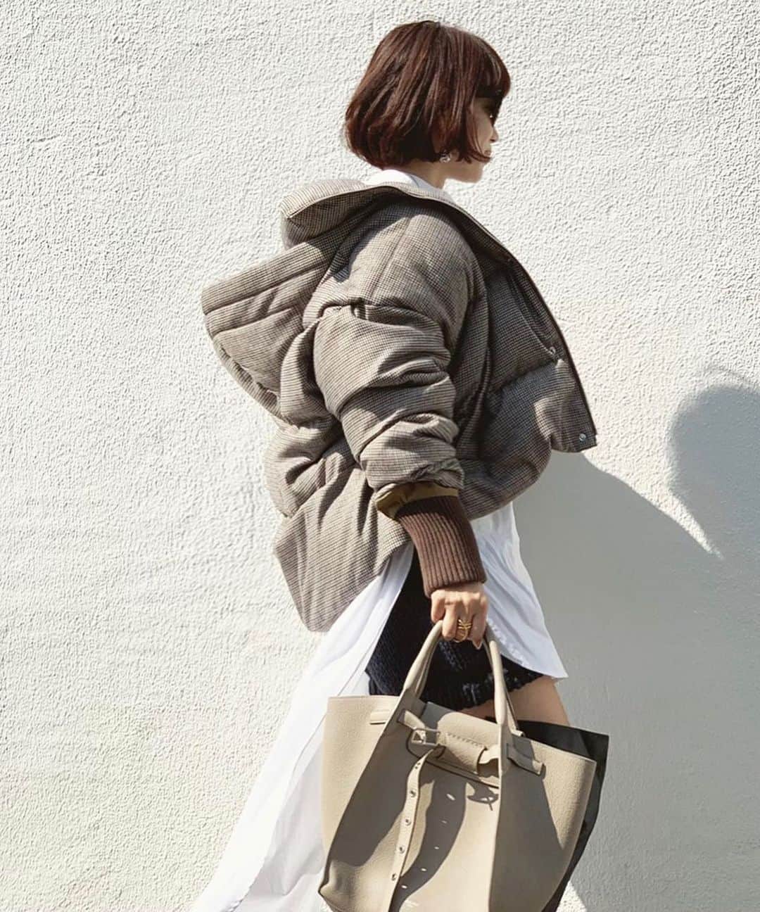 JUNNAのインスタグラム：「私服。 朝晩冷えるけど、ダウンはまだ早いかしら🐒 🍌 🍌 🍌 outer/#ボリュームルーズダウンジャケット shirt/#バックテールロングシャツ bottom/#ハンドニットショートパンツ boots/ #エトレニーハイブーツ ・ #etretokyo #junna👠#ダウンジャケット #ダウンコート #ダウン#2019etreAW」