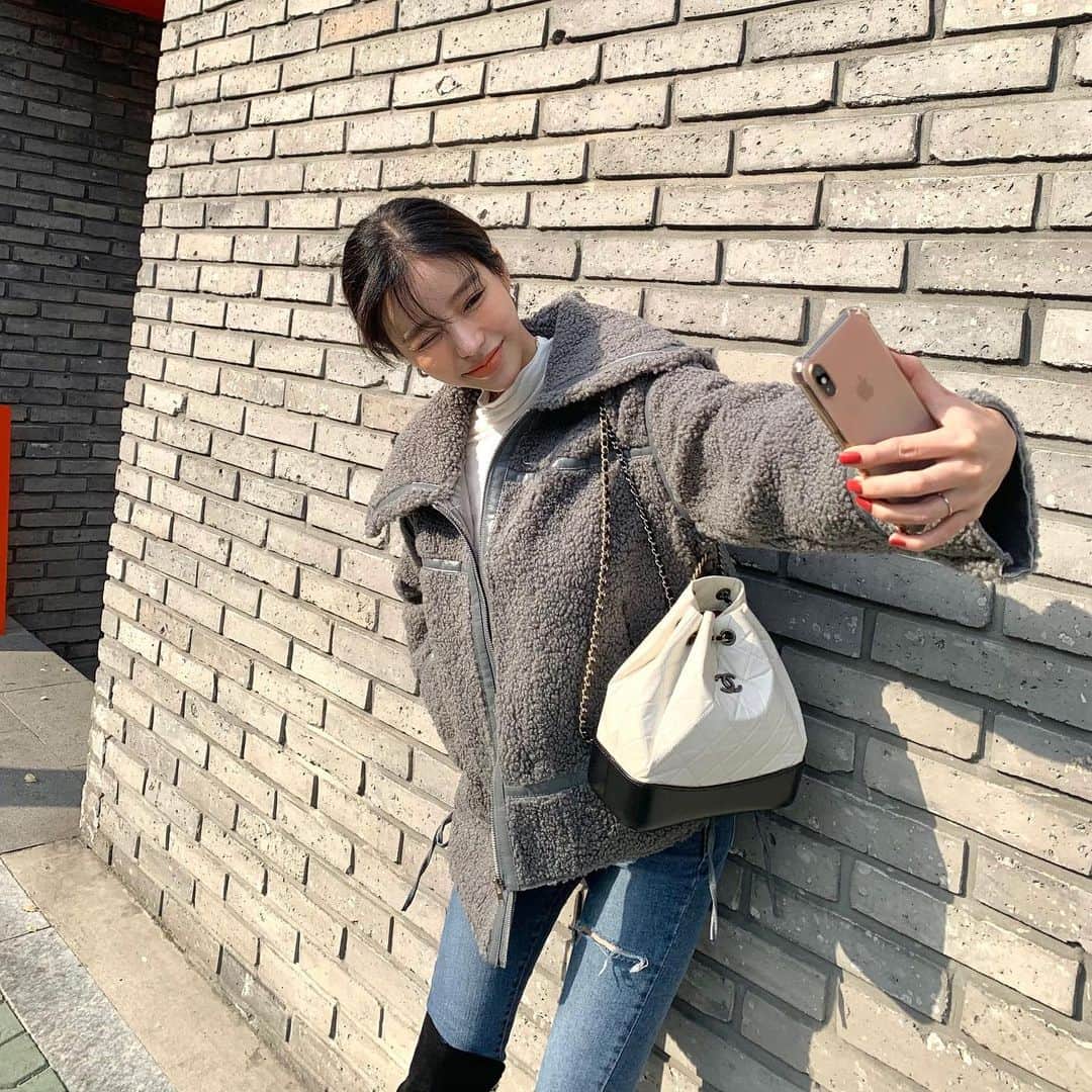 Son Ju Heeさんのインスタグラム写真 - (Son Ju HeeInstagram)「뒷모습까지 예쁜 양털 무스탕탕이  업뎃완료🤟🏻🖤 . . . #RISHOP」11月5日 13時18分 - juhee__ss