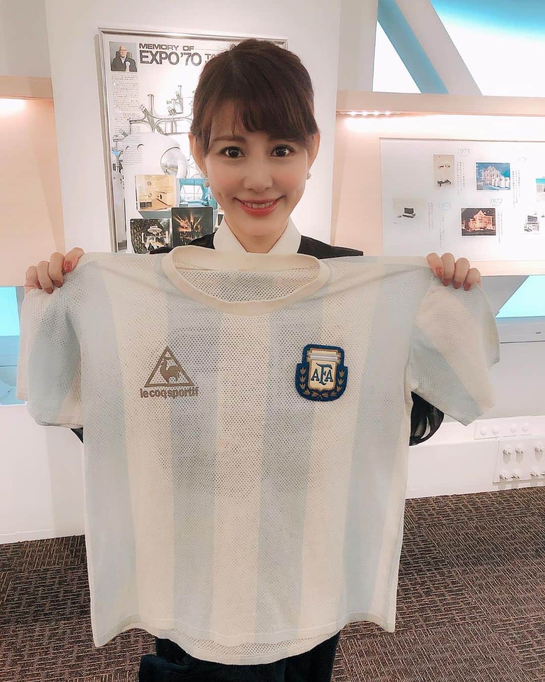 美馬怜子のインスタグラム：「ステキなご縁があり⚽️✨. マラドーナさんが1986年のワールドカップの時に着ていたユニフォームと、記念に写真撮らせていただきました📸💕 . ありがたく息子まで👶. 『本物だよ、本物😂💦✨頼むからヨダレつけないでねー！』と、ハラハラしていました笑 . #サッカー少年になるかな #マラドーナ #ワールドカップ #maradona #soccer」