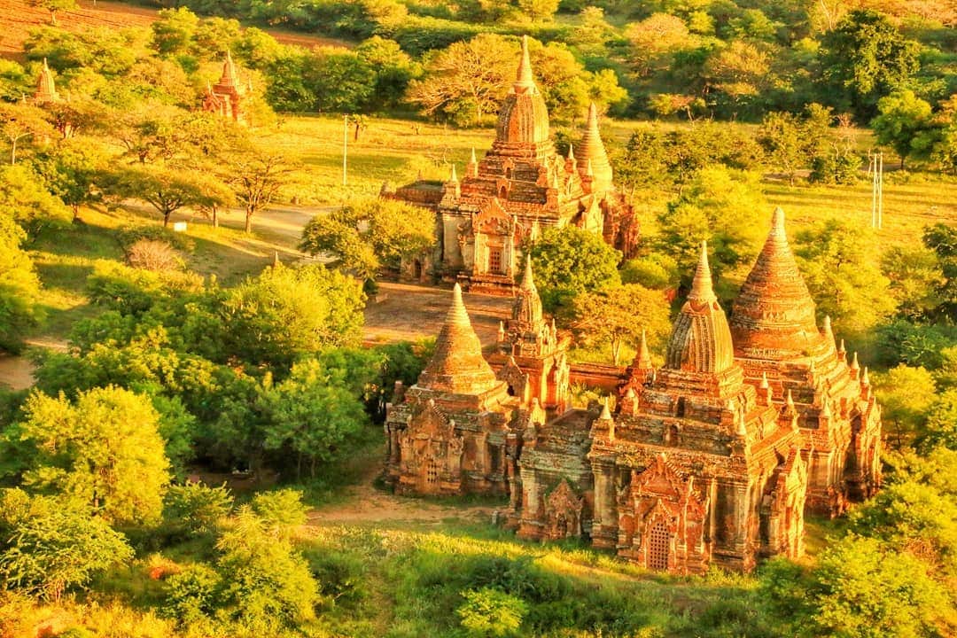 旅行比較サイト・トラベルコ 理想の旅を、いちばん安く。さんのインスタグラム写真 - (旅行比較サイト・トラベルコ 理想の旅を、いちばん安く。Instagram)「#ミャンマー取材記🇲🇲 #バガン 編  ヤンゴンから北へ600km、飛行機で約1時間半。 #バガン へ行ってきました。目的は #世界三大仏教遺跡 のひとつと称され、今年7月、めでたく #世界文化遺産 に認定された #バガン遺跡 ！左右対称にバランスのとれた外観が美しい #アーナンダー寺院 や黄金に輝く #シュエズィーゴンパゴダ など、カラーも大小もさまざまな寺院や仏塔が点在しています。その一つひとつに異なる様式や装飾が施されており、見ごたえ抜群。  圧巻は #バガンビューイングタワー から見下ろした、夕焼けに照らされる遺跡群！ここバガンがミャンマー屈指の仏教の聖地であることを確信する眺めでした♪  なお、寺院に入る際は靴下を脱いで裸足になることが決まりとなっており、地面は土埃が多いところもあるため、かなり足が汚れます。寺院見学がメインとなるバガンでは、サンダル＆ウエットティッシュがあると観光しやすいです。ちなみに、寺院前のお土産屋さんでは竹で作られたかわいいサンダルが売られているので、そこで購入するのもおすすめ。トラベルコスタッフも数百円で購入しました✌️ * *﻿ *﻿ あなたが訪れた旅先での写真に《 @travelko_chan 》《 #トラベルコ 》《 #travelko 》とタグ付けして投稿してみてください！こちらのアカウントで紹介させていただくかもしれません♪﻿ *﻿ *﻿ *﻿ #ミャンマー #myanmar #bagan #ミャンマー旅行 #観光ビザ免除継続 #世界遺産 #worldheritage #海外旅行 #travel #trip #sightseeing #フォトジェニック #旅行好きな人と繋がりたい #女子旅 #一人旅 #instatravel #travelgram #instagood #travelko #トラベルコ #トラベルコちゃん﻿ @yokosomyanmar」11月5日 13時33分 - travelko_official