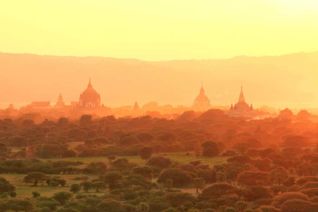 旅行比較サイト・トラベルコ 理想の旅を、いちばん安く。さんのインスタグラム写真 - (旅行比較サイト・トラベルコ 理想の旅を、いちばん安く。Instagram)「#ミャンマー取材記🇲🇲 #バガン 編  ヤンゴンから北へ600km、飛行機で約1時間半。 #バガン へ行ってきました。目的は #世界三大仏教遺跡 のひとつと称され、今年7月、めでたく #世界文化遺産 に認定された #バガン遺跡 ！左右対称にバランスのとれた外観が美しい #アーナンダー寺院 や黄金に輝く #シュエズィーゴンパゴダ など、カラーも大小もさまざまな寺院や仏塔が点在しています。その一つひとつに異なる様式や装飾が施されており、見ごたえ抜群。  圧巻は #バガンビューイングタワー から見下ろした、夕焼けに照らされる遺跡群！ここバガンがミャンマー屈指の仏教の聖地であることを確信する眺めでした♪  なお、寺院に入る際は靴下を脱いで裸足になることが決まりとなっており、地面は土埃が多いところもあるため、かなり足が汚れます。寺院見学がメインとなるバガンでは、サンダル＆ウエットティッシュがあると観光しやすいです。ちなみに、寺院前のお土産屋さんでは竹で作られたかわいいサンダルが売られているので、そこで購入するのもおすすめ。トラベルコスタッフも数百円で購入しました✌️ * *﻿ *﻿ あなたが訪れた旅先での写真に《 @travelko_chan 》《 #トラベルコ 》《 #travelko 》とタグ付けして投稿してみてください！こちらのアカウントで紹介させていただくかもしれません♪﻿ *﻿ *﻿ *﻿ #ミャンマー #myanmar #bagan #ミャンマー旅行 #観光ビザ免除継続 #世界遺産 #worldheritage #海外旅行 #travel #trip #sightseeing #フォトジェニック #旅行好きな人と繋がりたい #女子旅 #一人旅 #instatravel #travelgram #instagood #travelko #トラベルコ #トラベルコちゃん﻿ @yokosomyanmar」11月5日 13時33分 - travelko_official