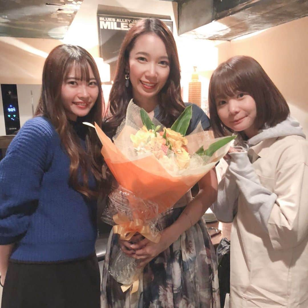 真奈さんのインスタグラム写真 - (真奈Instagram)「昨日はかんちゃんの ワンマンライブに行ってきたよ🥰 . 初っ端から泣くから 我慢するのに必死だった😤（笑） とっても楽しそうに 歌ってるかんちゃんを 観て感動しました。 同級生が頑張ってる姿は 本当に刺激になる。 凄いよかんちゃん😭💓 . 久しぶりに美空が 歌ってる姿も観れて 2人で歌ってる姿には もう我慢できなくて 大泣きでした、ちゃんちゃん。 . #おにごっこの会」11月5日 13時33分 - manatmnt0116