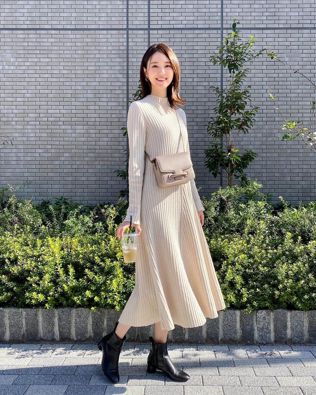 橋本まゆのインスタグラム：「昨日は楽ちんワンピース これくらいのニット1枚で過ごせるのが嬉しいよね。ちょうど良い季節感🍁﻿ ﻿ #秋#秋服#ニットワンピース#iphoneカメラ#シンプルコーデ#outfit#fashion#coordinate﻿#vasic」
