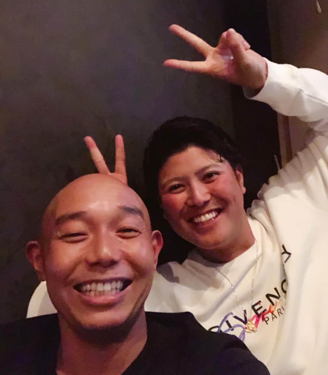 そうすけのインスタグラム：「イケメンと無い毛メンで食事  #イケメン #宮國椋丞 投手 #読売ジャイアンツ #巨人 #沖縄出身 #糸満 #中身もイケメン #おちゃめ #プロ野球選手 #ハゲ  #ツノ生えてるみたいになってる #沖縄の人はお酒強い #天然の人も多い気がする #具志堅さんとか #そうすけ #八丈島出身 #愛媛マンダリンパイレーツ」