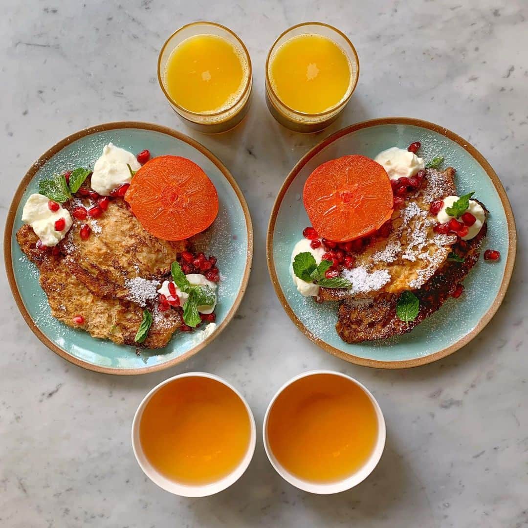 Symmetry Breakfastのインスタグラム：「Before we get to the breakfast, a very quick question. Would any of you be interested if I started a weekly YouTube? 📽 Well if not then tough shit! 😂 Filming starts next week baby 👍🏼 Recipes, and not just breakfast either but I’ll be sharing my skin care routine (kidding) - - - - - - - - - - - - - - - - - - - - Spiced Croissant Toast, like French Toast but levelled up, with the plumpest juiciest persimmon (also known as kaki) that are so so good right now, a scattering of pomegranate seeds and a dusting of icing sugar and I can practically taste Christmas morning on my lips! #symmetrybreakfast」