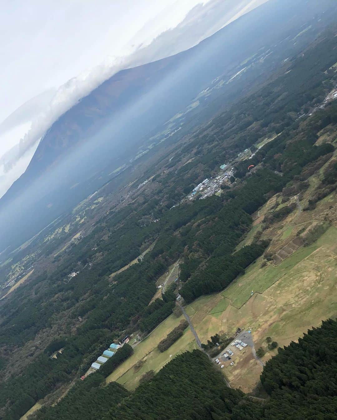 本間紗理奈さんのインスタグラム写真 - (本間紗理奈Instagram)「人生初、パラグライダー！富士山の目の前で、初体験✨🗻すごい景色でした。ずっと手震えてたけど😂💦楽しかったし、いい経験になった！  #パラグライダー #富士山 #パラグライダータンデム  #yolo」11月5日 13時57分 - sarinaaaaa_h
