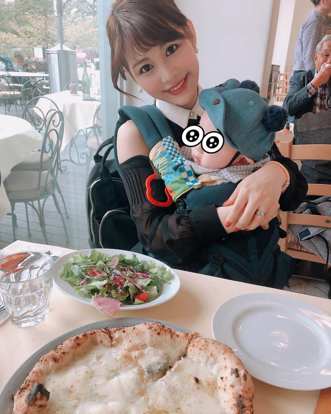 美馬怜子のインスタグラム：「タカラベルモント さんでの打ち合わせのあとは、ミッドタウンにある大好きなピザ屋さんでランチでした💕 . 抱っこ紐を付けながらの会議は初めてで緊張しましたが、皆さん優しくあやしてくれて嬉しかったですー🥰💕 . そして食いしん坊な私なので、話はピザに戻りますが🍕🥰💦 . 4種のチーズにハチミツいっぱいつけて食べるのって最高に美味しくないですか⁉️😍❤️ .  @napule.midtown #ピザ好き #クワトロフォルマッジ #1番好きなピザ #0才6ヶ月 #人生初会議」