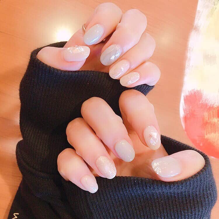 ゆうきのインスタグラム：「爪かえました。  #nail #white #shell #ネイル #白 #シェルネイル #ミラーネイル #ワイヤーネイル #アイドル #pomero」