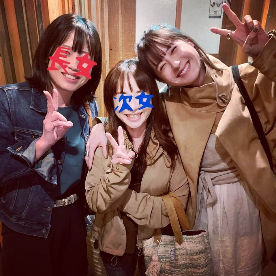 松本若菜さんのインスタグラム写真 - (松本若菜Instagram)「. 産まれて初めての姉妹3人だけでのご飯会。 . 左から長女、次女、三女の私です。 . 私、かなり酔っ払ってますね。 楽しそうで何よりです。 . . 普段は話さないような真面目な話もしたり終始ワイワイと盛り上がりました。 . 姪っ子たちの面倒を見てくれた姉の旦那さんとうちの両親に感謝です。 . . いやー。 もう3人だけでのご飯会なんてあるか分からないから本当に良かった！ . お店のこにたん、うっしぃにも感謝。 いつもありがとうございます！」11月5日 14時26分 - matsumoto_wakana