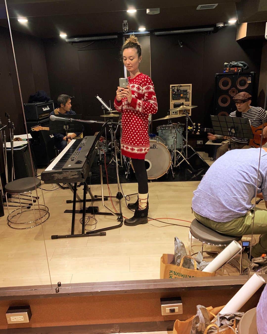 エミ・マイヤーのインスタグラム：「when is it too soon to wear a holiday sweater to rehearsal? 😚 🎄ちょっと早いですがクリスマスが大好きなのでこんなセーターでツアーのリハをしています　#ChristmasCameEarly」