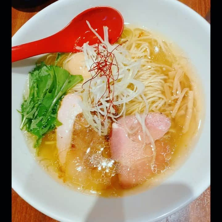 西野翔のインスタグラム：「ラーメン大好き西野さん④🤦🏻‍♀️ #妻とデートなうに使っていいよ #ラーメン #西野翔 #shownishino #国民の人妻 #mywife #instagood #japan #ramen🍜 #恵比寿マスカッツ #麺屋翔 #塩ラーメン」