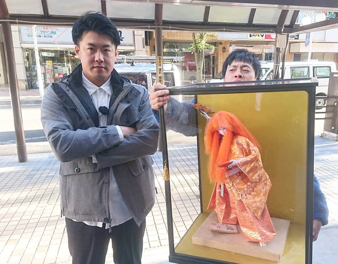 のインスタグラム：「マイホームタウン八戸でわらしべ長者ロケしてます。 途方に暮れております。 #あおもりWARASHIBEチャレンジャー! #12月15日16時半から放送 #RAB #どなたかこの歌舞伎の人形と何か交換してくれませんか？」