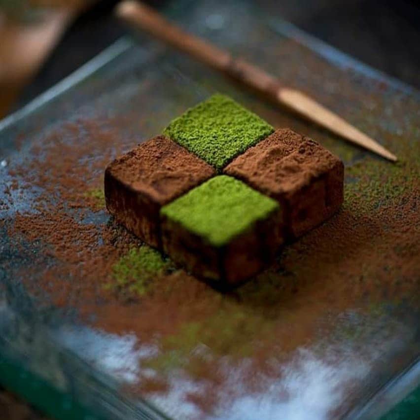 のインスタグラム：「"Hopscotch" Playing hopscotch on stone pavement which is your favorite stone ? Simple taste ganache chocolate or matcha taste ?  Order : 0819999732272 #wagashi #japanese #batubelig #kerobokan #canggubali #hopscotch #sweets #toiro_wagashi」
