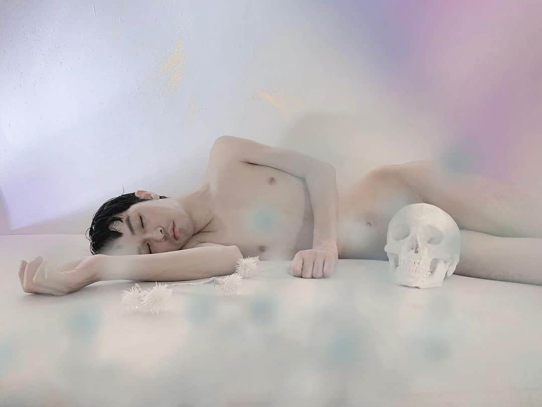 櫻田宗久のインスタグラム：「#2019 #art  #artgallerys #artist #photography  #櫻田宗久 #sakuradamunehisa  #contemporaryart #artcollectors  #fineartphotography #abstractphotography #contemporaryphotography #fineart  #abstractart #artcurators  #gay #gayart #artforummagazine  #malenude #instart #arte #현대사진 #미술　#chromosome #japan #艺术作品」