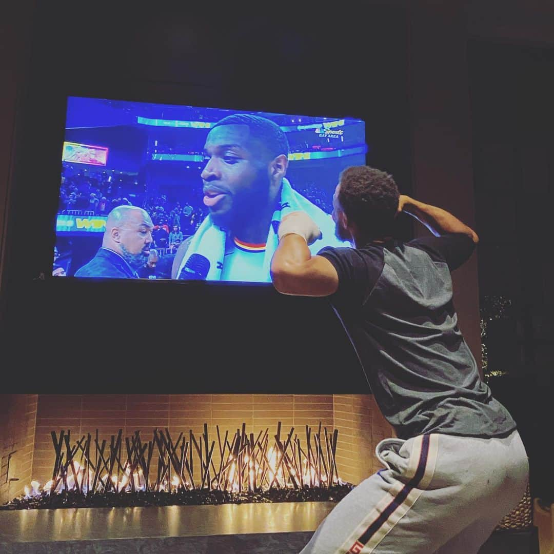 ステフィン・カリーさんのインスタグラム写真 - (ステフィン・カリーInstagram)「So damn happy for these guys man. Fought like hell for 48 and got that W! First one in #chasecenter for the good guys...Keep going 👊🏽💪🏽 @warriors」11月5日 15時08分 - stephencurry30