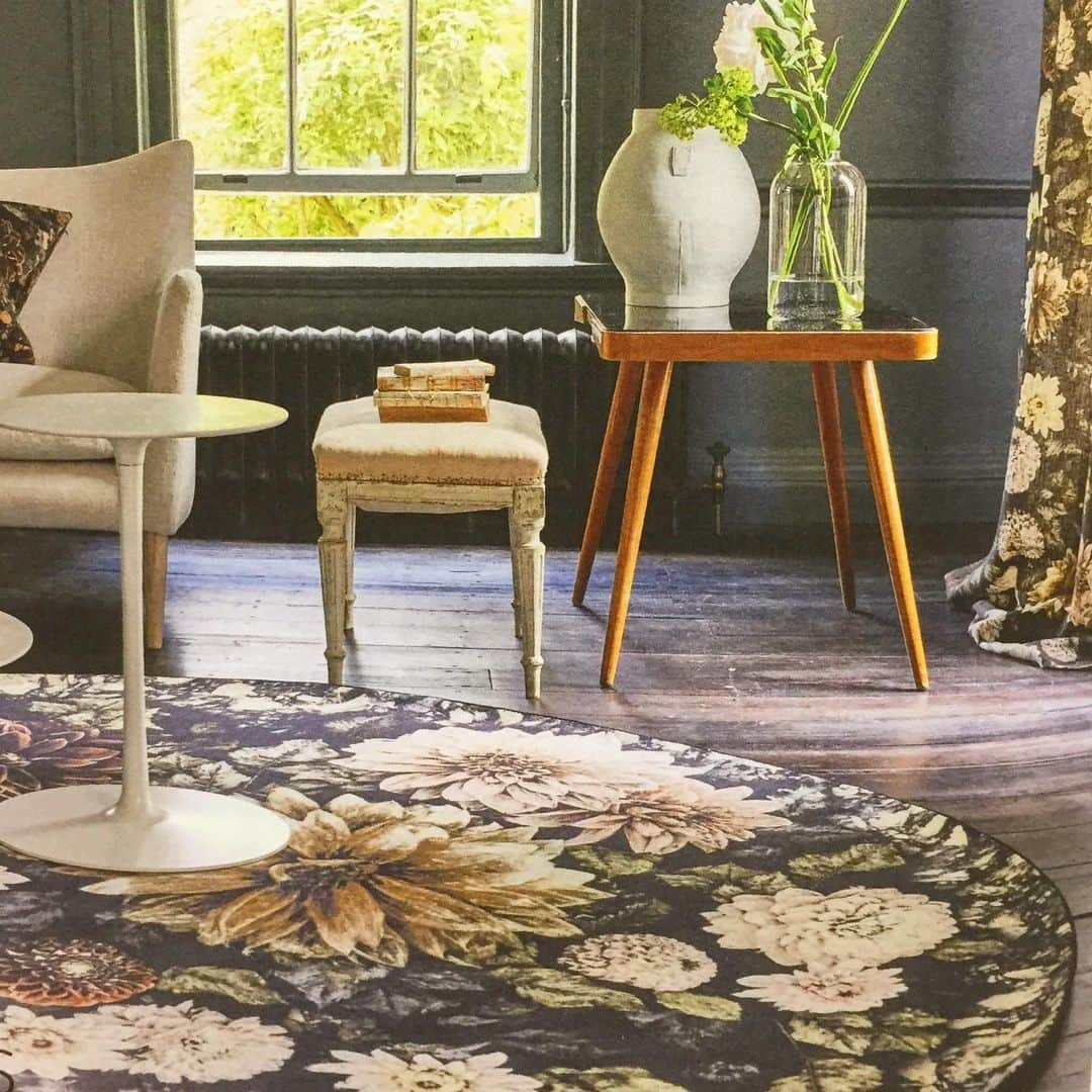 インテリアショップ メルサさんのインスタグラム写真 - (インテリアショップ メルサInstagram)「@designersguild 秋冬コレクションより  床一面から ダリアの香りが立つ様な デジタルプリントが施された円形のラグマットや  光沢のある幾何学模様のベルベット織りコレクションなど 今期も美しく ドラマティックなコレクションです！ インテリアの差し色になるビビットカラー使いがとても素敵ですね！ #designersguild  #デザイナーズギルド #LePoemedeFleurs #FitzroviaWeaves #デジタルプリント #輸入カーテン #ラグマット #クッションカバー #カーテン #インテリアコーディネート #Merusa #豊岡 #兵庫」11月5日 15時02分 - merusa_interior