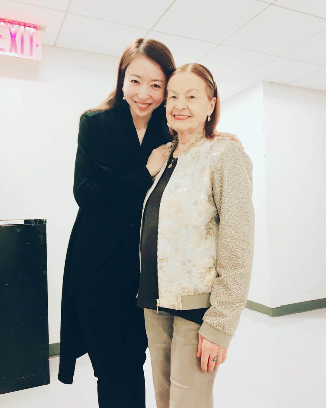 のインスタグラム：「From last week in New York❤️ With my beloved coach Irina Kolpakova. I sent her a photo from my Giselle performance few months ago. She usually gives me corrections for my photo or video via text messages and phone calls😆But this time she said its beautiful and you must be dancing well😭❤️ We kept saying how much we miss working together💕  Thanks @stellaabreradetsky for the 📸  コーチのイリーナ・コルパコワと先週ニューヨークで❤️ 数ヶ月前にジゼル公演の写真をイリーナに送ったら、普段は送る写真や動画に対して「ここはこうしたほうがいい」とかコーチして下さるのですが、今回は「ビューティフル！きっと素晴らしい踊りをしているのね」とメッセージが来ました😭❤️ 又一緒にリハーサルしたいね、と2人で話していました💕  #irinakolpakova #legend #amazing #prima #forevercoach #love #respect #ballerina #missyou」