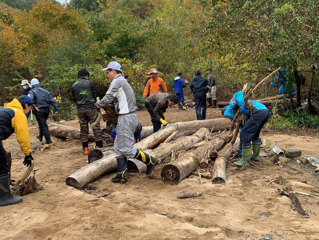 山川恵里佳さんのインスタグラム写真 - (山川恵里佳Instagram)「: : 台風19号の被害が残る宮古市へボランティア活動に行きました。 私達が行かせていただいたお宅には流木と土砂が流れ込んでいました。 私は土砂を掻き出して土囊袋に入れる作業をひたすら続けました。 濡れている土は予想以上に重いです。 これをお一人、もしくはご家族だけでやるのは大変な作業です。 流木を移動するなんて、もっと難しい作業です。 ボランティアのチームリーダーを中心に休憩を挟みながら作業をし、流木の移動や土砂の片付けはスムーズに進みました。 初めて参加したボランティア活動でしたが無理のない範囲で動けるようチームリーダーの方が時間配分をしてくださるので、私的には何日も続けられる感覚でした。 …とは言え翌日はしっかり筋肉痛になりましたが、ボランティア先の方が喜んでくださったお顔を思い出すと気持ちいい疲労感に変わり、またすぐにでも行きたい気持ちになりました。 まだまだお困りの方がいらっしゃいます、引き続き皆さんの力が必要です。 私のように、初ボランティア参加でも大丈夫です！ 是非一歩を踏み出してほしいです。 早く安心して暮らせる日がくるように力を貸してください‼︎ : : #台風19号#岩手県#宮古市#ボランティア活動#被災地ボランティア #ボランティア活動#初めてでも大丈夫#岩手出身#宮古市災害ボランティアセンター : : ※お写真は許可を得て撮影しております」11月5日 15時10分 - erika_3_official