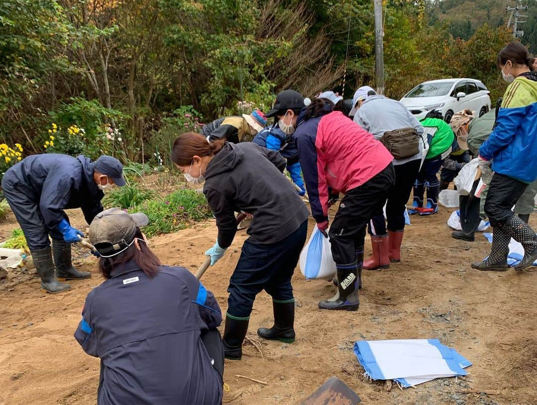 山川恵里佳さんのインスタグラム写真 - (山川恵里佳Instagram)「: : 台風19号の被害が残る宮古市へボランティア活動に行きました。 私達が行かせていただいたお宅には流木と土砂が流れ込んでいました。 私は土砂を掻き出して土囊袋に入れる作業をひたすら続けました。 濡れている土は予想以上に重いです。 これをお一人、もしくはご家族だけでやるのは大変な作業です。 流木を移動するなんて、もっと難しい作業です。 ボランティアのチームリーダーを中心に休憩を挟みながら作業をし、流木の移動や土砂の片付けはスムーズに進みました。 初めて参加したボランティア活動でしたが無理のない範囲で動けるようチームリーダーの方が時間配分をしてくださるので、私的には何日も続けられる感覚でした。 …とは言え翌日はしっかり筋肉痛になりましたが、ボランティア先の方が喜んでくださったお顔を思い出すと気持ちいい疲労感に変わり、またすぐにでも行きたい気持ちになりました。 まだまだお困りの方がいらっしゃいます、引き続き皆さんの力が必要です。 私のように、初ボランティア参加でも大丈夫です！ 是非一歩を踏み出してほしいです。 早く安心して暮らせる日がくるように力を貸してください‼︎ : : #台風19号#岩手県#宮古市#ボランティア活動#被災地ボランティア #ボランティア活動#初めてでも大丈夫#岩手出身#宮古市災害ボランティアセンター : : ※お写真は許可を得て撮影しております」11月5日 15時10分 - erika_3_official