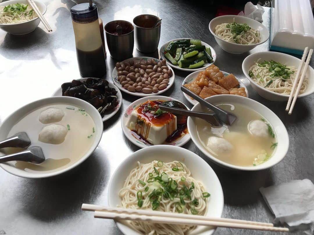 栗原友さんのインスタグラム写真 - (栗原友Instagram)「具のない麺、地味で驚いたけどボウルの底にうっすら引いてあるスープとマゼマゼして食べるとむちゃくちゃおいしい。 ゴーヤの煮物はおっかさんの味みたいでホッとするー。 #クリトモの台湾グルメ」11月5日 15時21分 - kuri__tomo