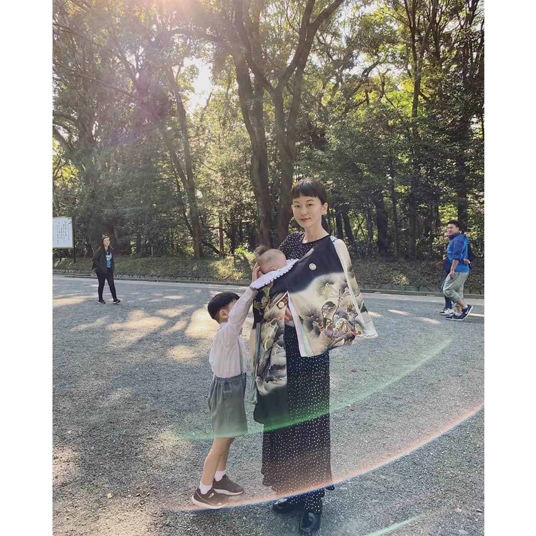 高見まなみのインスタグラム：「お宮参りへ。いい天気で気持ちよかったな☺️すくすく大きくなあれ🌿  #初宮参り #生後110日 #指しゃぶり  #きれいな光」
