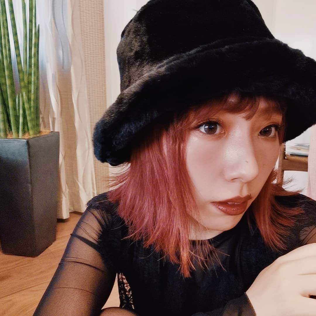 貴愛kwiae Officialのインスタグラム：「ハロウィンで魔女の案もあった。が普通にジャミロクワイといわれたので、コウモリの方がハロウィンっぽいということになったのであった。🎃🦇🕸 * * #前髪ウィッグ  #ジャミロクワイ 感  #black #前髪 #bob #bobhaircut #redhair #ootd #photo #like #live #look #love #stage #style #japan #make #selfie」