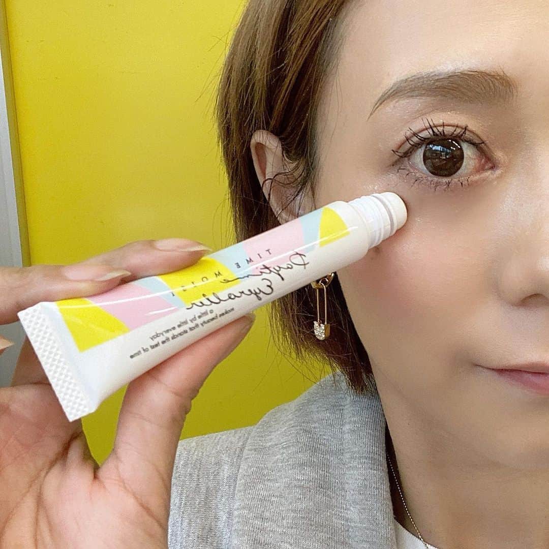 SunSmile(株式会社サンスマイル) 公式さんのインスタグラム写真 - (SunSmile(株式会社サンスマイル) 公式Instagram)「こんにちは🤫❤️ 乾燥が気になる時期になってきましたね🌵 日中オフィスやおうちの暖房で乾燥が気になる目元を"保湿""疲れ目予防"リフレッシュ"できるロールオンタイプの目元美容液が「デイタイムアイローラー」😍❤️. .  １５時間の乾きタイムに手軽に取り入れることができる保湿ケアアイテム🌿. .  メイクの上からも使えるタイムモイストの乾燥アイテムをぜひ一度ご使用ください🧡❤️💙💚. ¥1,600で東急ハンズ他、バラエティショップにて発売中😋. . . #タイムモイスト#デイタイムアイローラー#保湿ケア#目元ローラー#目元ケア#小じわ対策#目元のたるみ#目元の乾燥#目元のシワ#シワ対策#乾燥#目元#スキンケア#skincare#オフィス美容#オフィスコーデ#オフィスメイク#OL#OLメイク」11月5日 15時39分 - sunsmile_cosme