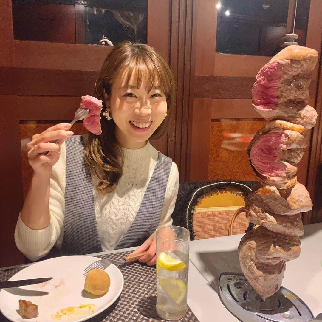 のインスタグラム：「11月5日は"いい男の日"って日らしい﻿。 何気に毎日いろんな日があるね！ ﻿ ﻿ この前銀座デートに❤️﻿ シュラスコレストラン ALEGRIA GINZAで﻿ お肉三昧してきた🍖﻿ ﻿ ﻿ 豪快なお肉をテーブルで切ってくれるから2人で大満足❤️﻿ ﻿ ⑨枚目の写真のメニュー全制覇できた✨﻿ けど一周しただけでもうお腹パンパン🐷💨﻿ ﻿ ﻿ 何気にシュラスコ・焼きパイナップルがお気に入り🍍﻿ ﻿ ﻿ いつも私の隣でキタナーーイ寝顔で﻿ グーグー寝てますが👱‍♂️💤 それも私しか知らない汚い寝顔で愛おしい❤️w﻿ ﻿ 平日はほとんど一緒に食事ができないから﻿ 休日にご飯を一緒に美味しいねって﻿ 食べられるのは幸せな瞬間❤️﻿ ﻿ ますますいい男になってくださいと﻿ 思いを込めて✨﻿ ﻿ ﻿ 美味しいお肉に大満足❤️ありがとう😊﻿ ﻿ ------------------------﻿ 🚃 #銀座﻿ 👟 徒歩3分﻿ 銀座2-13-19﻿ 🍴 #ALEGRIAGINZA﻿ ------------------------﻿ ※シュラスコって意味知らなくて調べたら﻿ 🌟 鉄串に牛、豚、鶏肉を刺して荒塩をふり﻿ 炭火でじっくり焼く、ブラジルをはじめと肉料理だそう﻿ ﻿ #銀座デート #シュラスコ #肉料理﻿ #フードハンターまい #夫婦ディナー #肉三昧﻿ @woomy.restaurant #銀座ディナー #銀座グルメ #グルメ﻿」
