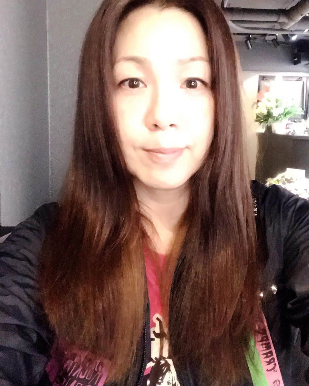 井上貴子のインスタグラム：「先日 お友達から御招待頂いた 「KELLY」 美容室なんだけど…  完全個室で超バブリーな建物。 カット、カラーはもちろん  ヘッドスパやトリートメントも ひとりひとりに合った 丁寧なカウンセリングと ハイクラスな空間で癒される。  アタシは興味津々で 質問がたくさんあったので 起きていたけど  神取さんはおやすみ3秒で お疲れの身体と頭を休ませる事ができたんだそうだよ^ ^  アタシ… ロングヘアなのに ドライヤーで乾かしてから 寝た事なかったから（笑）  めんどくさいから 真冬でもタオル被って寝る！  みたいなモノグサで（笑）  でもたくさん話を聞いて…  最近はドライヤーを使って 乾かしてから寝ている。  めんどくさいから切りたいけど。  今はまだ切りたくない。  ならばドライヤーがんばるー！  Happyで^ ^  #井上貴子  #LLPWX #女子プロレス #紅緒と柊音 #トイプードル #神取忍 #KELLYjapan #完全個室完全予約 #美髪 #ひとりひとりに丁寧が最高」
