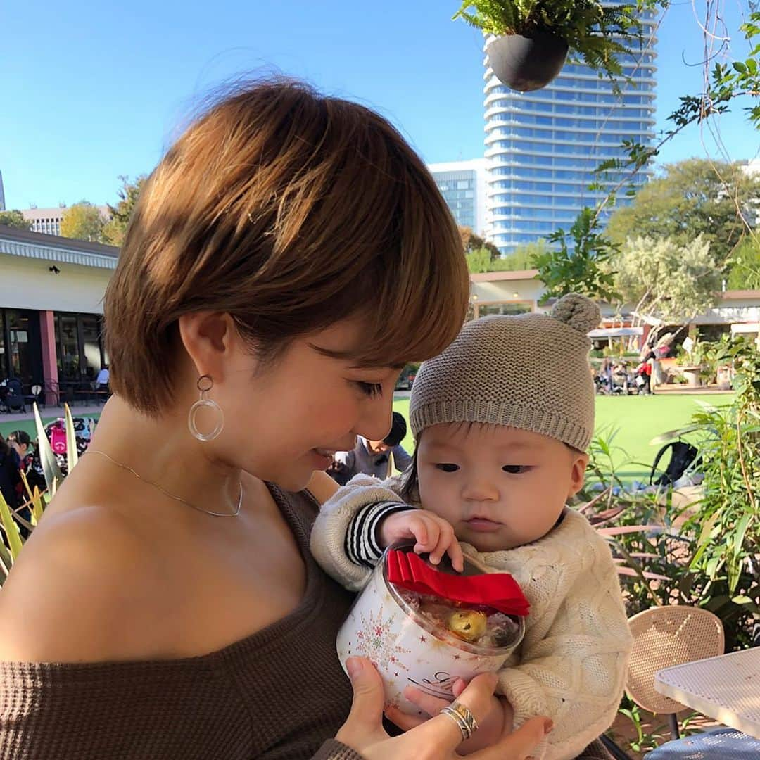 中川友里さんのインスタグラム写真 - (中川友里Instagram)「天使いた😭❤️👼little sweet angel n sweet mama ・ ・ 妊娠🤰発覚からずっと心配して女の子って聞いて楽しみにしていた @ayasuke_0516 べいびーは立ち合い申請までしてもらって今か今かと勝手にあやすけのおかんの気持ちでずっと楽しみにしていたから感動ひとしおです😢😢😭🌟 婚活番組参加のために大事な友達の結婚式もキャンセルしたし、友達の出産ずっと気にかけてたし 行く前も行くあともいろんな気持ちが目まぐるしく駆け巡って 本当に人間として深みとゆうか横軸が広がった気がする🥺👼❤️みんなが幸せであることが幸せだ❤️🥺 ・ ・ そしていま半年が経とうとしています🥺💕天使がさらに天使になっていた👼小夏ちゃんが可愛い過ぎて癒し🥺❤️あやすけママありがとう🤱💕てゆかこんな可愛い母娘いる？🥺💫尊い」11月5日 15時54分 - darayunya