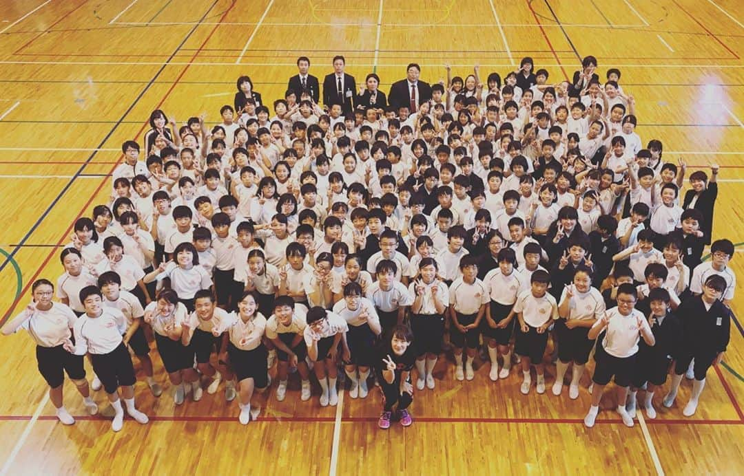 佐野優子さんのインスタグラム写真 - (佐野優子Instagram)「. 日比崎小学校の5,6年生全員とバレーボールしてきました◡̈⃝ᵗʱᵃᵑᵏઽ* . わたし1人🆚生徒216人🏐 . この為にみんな練習してただなんて👏🏻ありがとう♡ . 良い記憶として残ると良いなぁと思います☺️ . #尾道市　#日比崎小学校  素敵な学校、素敵な生徒達に先生達でした✨ #オリパラ #オリパラ教育」11月5日 15時59分 - yuko12345