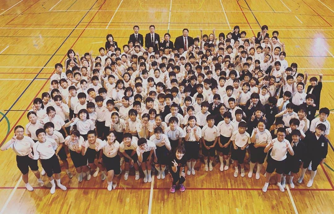 佐野優子のインスタグラム：「. 日比崎小学校の5,6年生全員とバレーボールしてきました◡̈⃝ᵗʱᵃᵑᵏઽ* . わたし1人🆚生徒216人🏐 . この為にみんな練習してただなんて👏🏻ありがとう♡ . 良い記憶として残ると良いなぁと思います☺️ . #尾道市　#日比崎小学校  素敵な学校、素敵な生徒達に先生達でした✨ #オリパラ #オリパラ教育」