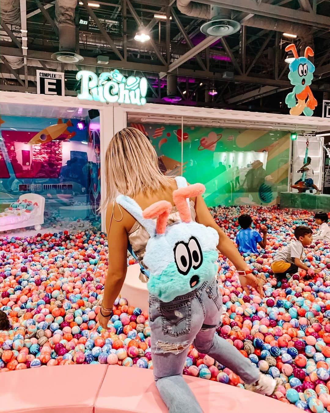 植野有砂さんのインスタグラム写真 - (植野有砂Instagram)「First timer @complexcon ❤️初めてcomplexcon行ってきたよ✨知り合いたくさんで日本みたいだった😂たくさんお買い物した😛✌🏼」11月5日 16時02分 - alisaueno