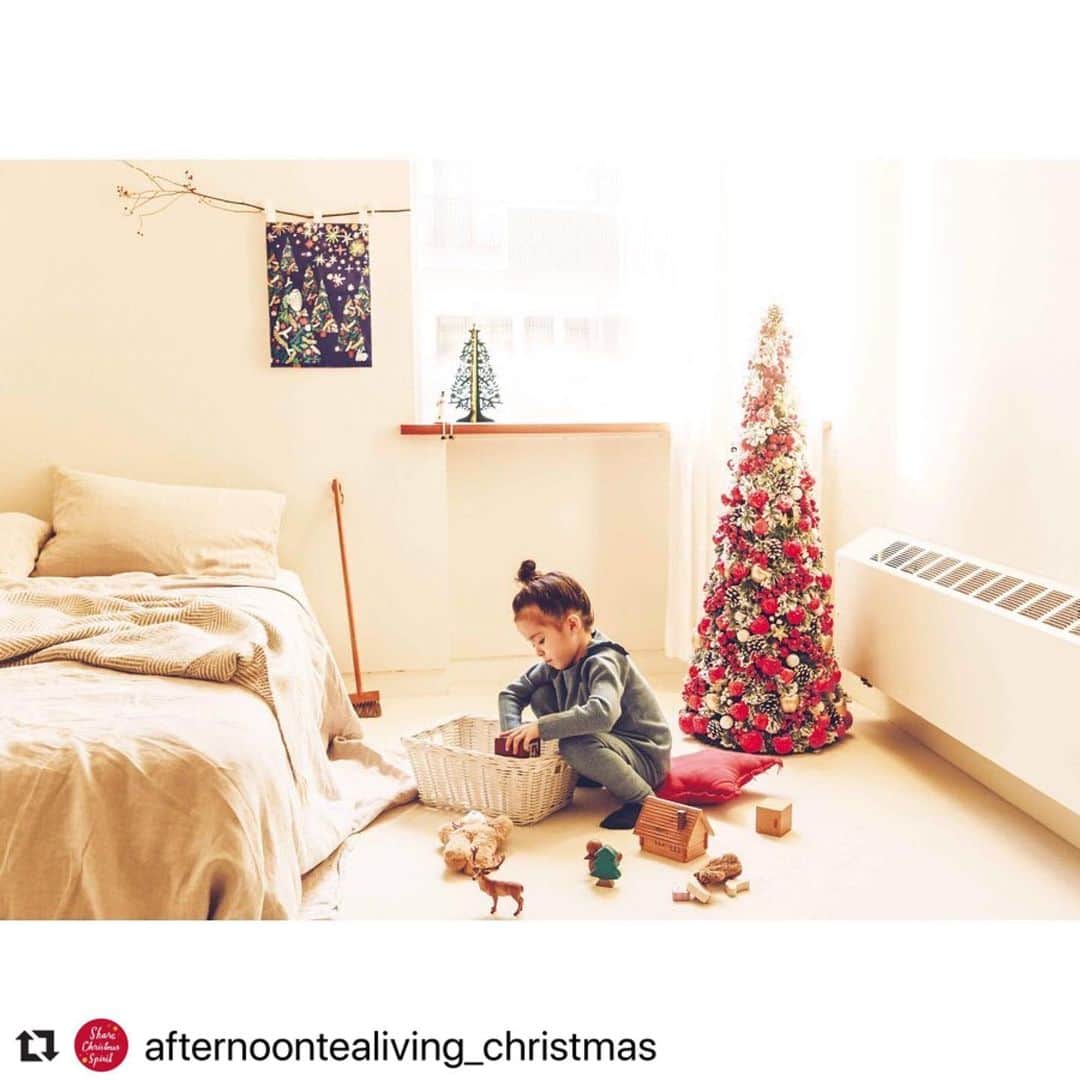 Afternoon Teaさんのインスタグラム写真 - (Afternoon TeaInstagram)「【Share Christmas Spirit】一年で一番ワクワクする季節がやってくる！ #ShareChristmasSpirit #きょうも小さなもので世界を変える #アフタヌーンティーのある暮らし ・ 2019年のアフタヌーンティー・リビングのクリスマスのテーマは「Share Christmas Spirit」。 街中がキラキラした空気に包まれるクリスマスは、一年に一度だけ訪れる特別なセレモニー。家族や友達など、大切な人と温かい気持ちや笑顔を分かち合う幸福な時間です。北欧では1ヵ月も前から準備を始め、その日を心待ちに過ごすのが一般的。大切な人とシェアしながら、ますます心踊るクリスマスを迎えましょう! ・ Afternoon Tea LIVINGのクリスマス特別アカウントが登場！クリスマスまでの時間を大切な人とシェアできるよう、楽しみ方や準備のヒントをご紹介したり、公認サンタクロースに質問できる特別企画もご用意！ぜひチェックしてくださいね！ → @afternoontealiving_christmas ・ #Repost @afternoontealiving_christmas with @make_repost ・・・ ■How to enjoy Christmas,  from “SANTA CLAUS.”■ 長老サンタクロースの暮らす北欧には、私たちの知らないクリスマス文化がいっぱい。本場の習慣を知ることで、クリスマスはもっと特別なものへと変わります。日本でただひとりの公認サンタクロース・パラダイス山元さんが、正しい過ごし方を教えてくれました。 ・ <Tidy up サンタさんを迎えるために、部屋をお片付けしよう。> クリスマスにサンタさんを気持ちよく迎えるためには、部屋のお片付けが欠かせません。大切な儀式をすっかり済ませたら、きっと我が家にもサンタさんが笑顔で訪れてくれるはず！ ・ サンタさんがクリスマスイブの夜に訪れてくれた時、暗い部屋でおもちゃを踏んづけたり、転んだりしないように部屋をきれいに片付けておくのは、クリスマスの重要な儀式と言われています。クリスマスを機にお片付けの基本を子供に教えてあげましょう。 ・ ・ USBに繋ぐだけで温かな光を放つツリーは、昼と夜で違った表情を見せてくれるのも魅力のひとつ。その存在感がクリスマスの気分を盛り上げてくれます。 ・ ・ --------------- パラダイス山元 グリーンランド国際サンタクロース協会・公認サンタクロース --------------- マンボミュージシャンの傍ら、1998年7月、アジア地域から初めて選出された「グリーンランド国際サンタクロース協会」(本部:デンマーク)の公認サンタクロース。福祉施設や小児病院などの訪問のほか、日本に正しいクリスマスの習慣を啓蒙しようと奮闘中。公認サンタクロース歴22年目。 ・ ・ ・ #AfternoonTeaLIVINGChristmas #AfternoonTeaLIVINGChristmas2019 #ShareChristmasSpirit #Howtoenjoychristmas #AfternoonTea #AfternoonTeaLIVING #アフタヌーンティー #アフタヌーンティーリビング #クリスマス #Christmas #サンタクロース #北欧 #冬 #イベント #クリスマス飾り #クリスマス雑貨 #クリスマス限定 #ツリー #リース #スノードーム #インテリア雑貨 #サンタ #サンタさん #北欧デザイン #クリスマスオーナメント #クリスマス準備 #クリスマスデコレーション」11月5日 16時05分 - afternoontea_official