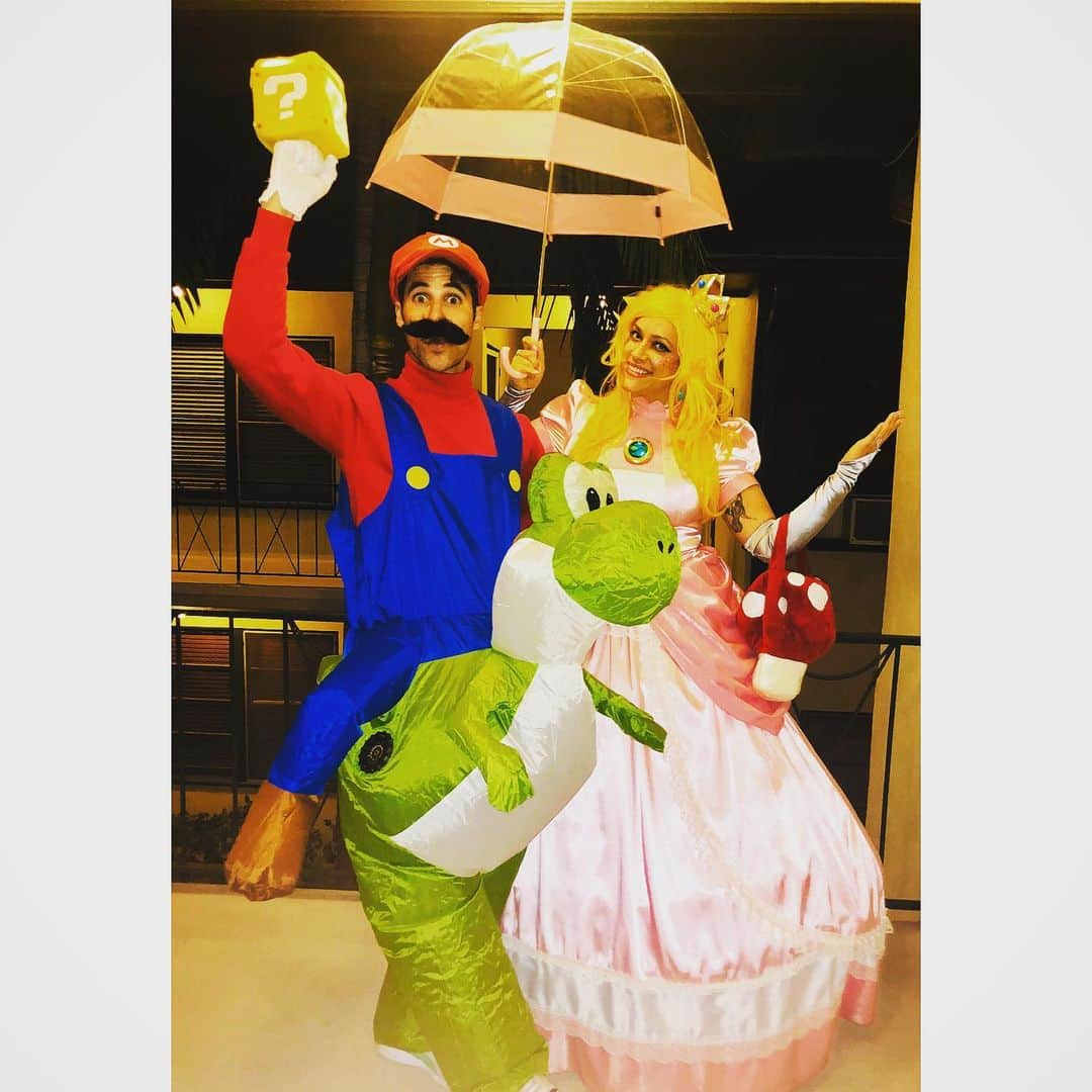 ダレン・クリスさんのインスタグラム写真 - (ダレン・クリスInstagram)「The length of today’s Monday was brought to you by the past MONTH’s worth of Halloween party shenanigans: Mario/Yoshi & Peach, 1/4 of 101 Dalmatians & Cruella, and “Vintage Vanity” in New Orleans. And that’s just three looks with ME. By the end of October, Mia clocked in at 7, and having made 3 for me- that’s 10 costumes total 🤦🏻‍♂️ . Yeah we went a little extra this round... but THIS IS HALLOWEEN. Until next year! Ok on to the turkey and shopping and lights and snow thing...」11月5日 16時05分 - darrencriss