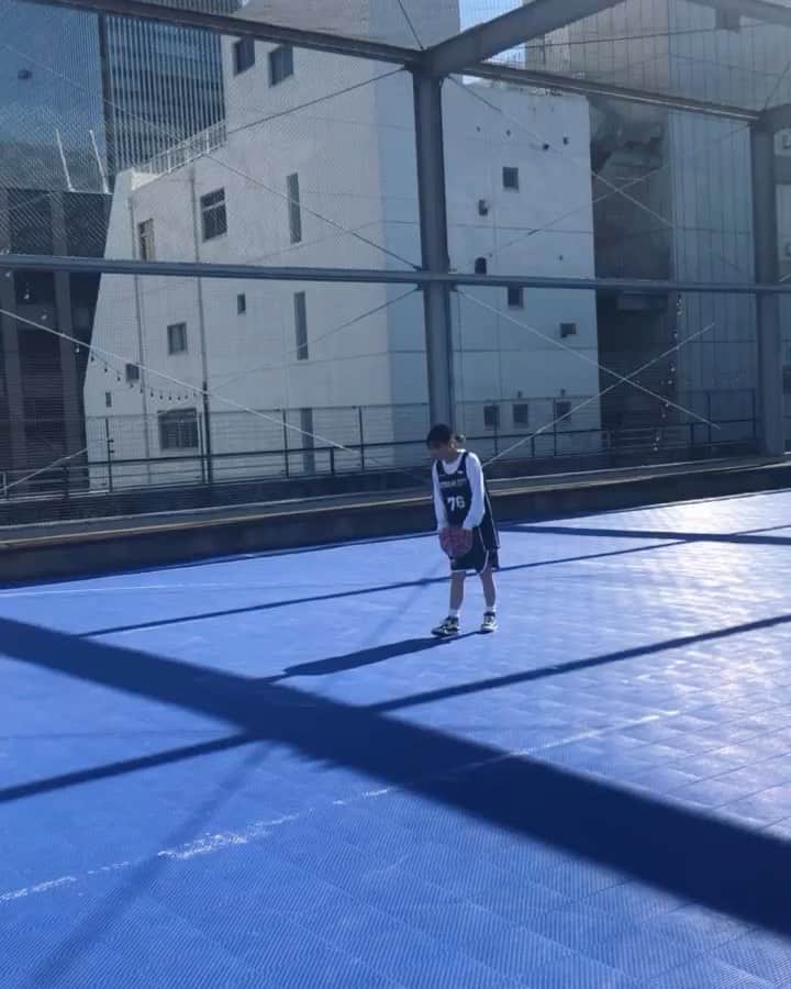 若菜のインスタグラム：「﻿ @shotclock__official  の撮影でバスケをしてきました🏀﻿ 小学生の時ぶりっていうくらい久しぶりにやって﻿ やっとゴールが決まったのがこの動画。﻿ ﻿ ﻿ 子供みたいに喜んでるし👶笑﻿ ﻿ ﻿ アソビルっていうところで撮影をしたのですが、﻿ ここの施設が本当に凄い！！﻿ ﻿ フットサルやバスケなど様々なスポーツが出来るし、家族や友達とも気軽に来れるスペースが沢山あって、プライベートでも行きたいなって思いました☺️🤲🏻﻿ ﻿ ﻿ 撮影した写真は　https://shotclock.jp﻿ に今後upされていくので皆さん是非チェックしてください！！﻿ ﻿ バスケのルールがわからない人でも簡単に楽しめるし、またファッションとの企画もあったりして、﻿ 新しいプロジェクトになっています🏀﻿ ﻿ ﻿ ﻿ ﻿ #wakanatime #バスケ #shotclock  #バスケットボール  #24秒動画 #バスケ女子  #ファッション #カルチャー  #basketball #movie  #girls #fashion  #culture #asobuild」