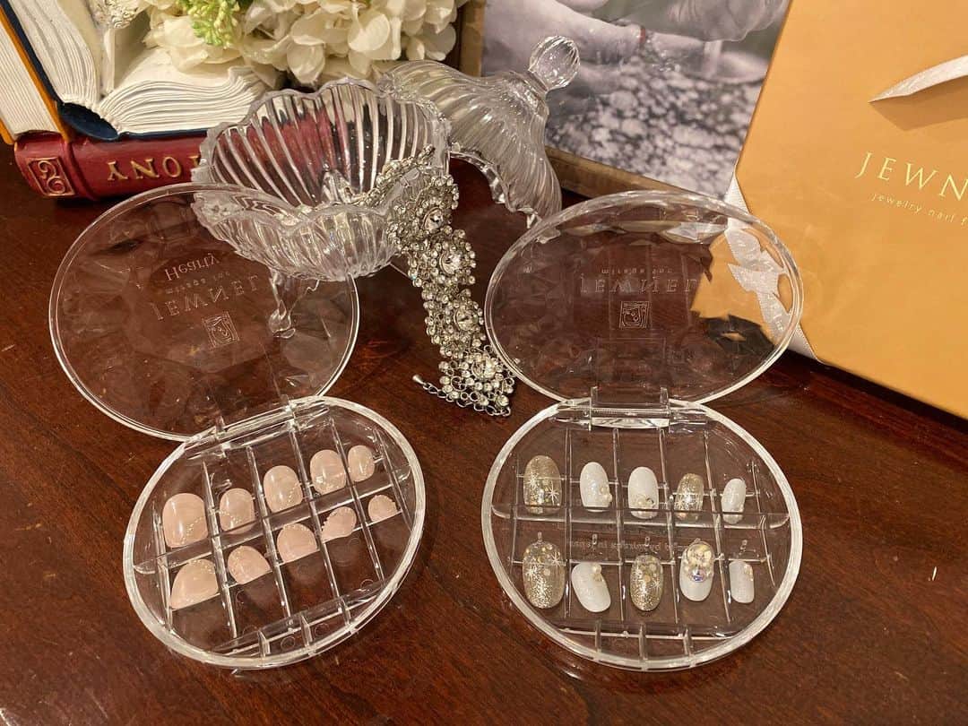 LaReineさんのインスタグラム写真 - (LaReineInstagram)「ネイルも着替える時代へ！﻿ ﻿ 今年の3月19日にヒルナンデスでも﻿ ご紹介されましたJEWNEL﻿ 皆さまはご存知ですか？﻿ ﻿ 実はこの度ラレンヌのデザイナー桃世が﻿ ジュネリストの資格を取得致しました！﻿ ﻿ ﻿ アクセサリーのように何度でも﻿ 付け外しが出来るネイルウェアは普段ネイルができない女性から﻿ 熱い支持を得ております♫*﻿ ﻿ ﻿ 実際にこんなお悩みをお持ちの方に方におすすめです！﻿ ﻿ ＊爪が弱くてジェルネイルなど出来ない方﻿ ﻿ ＊仕事柄ネイルのおしゃれが楽しめない方﻿ ﻿ ＊洋服に合わせてネイルチェンジを楽しみたい方﻿ ﻿ ﻿ 簡単に付け外しが出来るので﻿ 普段ネイルが出来なくても﻿ ちょっとした日から特別な日まで﻿ 様々な日に対応できるんです(*^^*)﻿ ﻿ 通常のネイルチップよりも強力で﻿ 指に馴染みやすいのが一番のポイント💅﻿ ﻿ デザインもシンプルなものから華やかなものまで﻿ 豊富に取り揃えられております！！﻿ ﻿ ﻿ そして、なんと半永久的にご使用が出来るんです！！﻿ ﻿ ﻿ 自分のお好きなデザインを﻿ ひとつ持っておけばちょっとしたお出かけも﻿ 楽しくなっちゃいますよね✨﻿ ﻿ ﻿ ジュネルについてもっと詳しく知りたい方は﻿ 是非ラレンヌにご連絡ください♫﻿ ﻿ ﻿  #2020春婚 #2020夏婚 #2020秋婚 #令和婚 #令和花嫁 #25ans #25answedding #大人婚 #大人花嫁 #marry花嫁 #marry花嫁図鑑 #marryxoxo #maricuru #fannyレポ #ゼクシィ2019 #みんなのウェディング #プラコレ #関東花嫁 #ハナコレ #リゾ婚 #archdays花嫁 #lareine #ラレンヌ  #ジュネル  #ジュネリスト」11月5日 16時14分 - dresssalonlareine