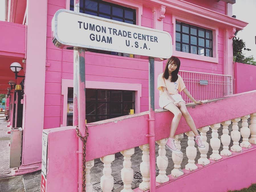 小桃音まいのインスタグラム：「. . 写真集のオフショット🐾. 有名（らしい）ピンクの壁のインスタ映えスポット🌸. 写真集では壁だけだったけど建物も可愛かったよ〜. . . #写真集 #オフショット #小桃音まい #グアム #guam #instaguam #japanesegirl #summer #photography #naturephotography #portrait #portraitmodel #instalike #instalove #followforfollowback #bonita #pink #写真好きな人と繋がりたい #kawaii」