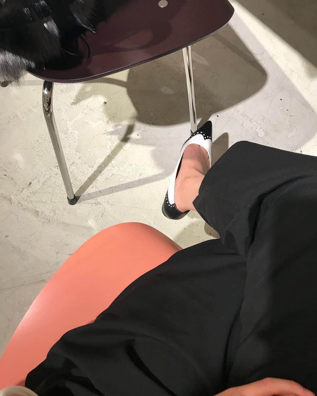 Keikooooooのインスタグラム：「@ohgaofficial の靴、履きやす過ぎる。 どんなにフラットでもスニーカー以外は、痛くなる自慢の足😑😅 こんなに痛くならない靴は初めてだわ😳😳😳♥️💯 #ところで、このピンクの椅子欲しいな💗💗 . #ohga #shoes #フラットシューズ」