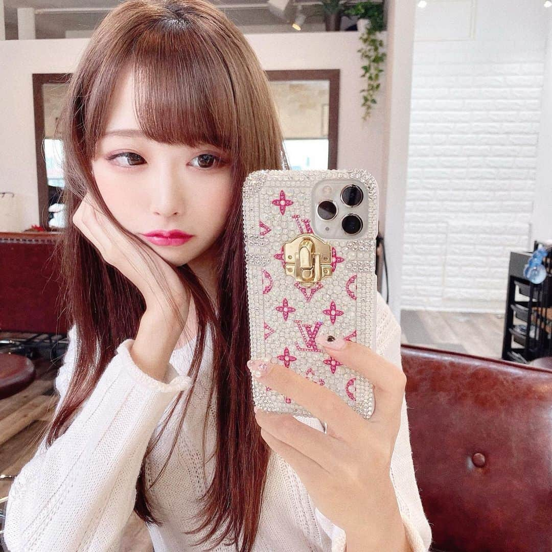 さきぼんさんのインスタグラム写真 - (さきぼんInstagram)「iPhone11にしてまた、@super_deco_shop33 でオーダーした💓💓 すぐ届いたー！ 無加工でこの輝き( ᵒ̴̶̷᷄௰ᵒ̴̶̷᷅ ) . 友達と買うと安くなるって🖤 . . #デコショップ #デコ #decoshop #deco#デコ電 #オーダーメイド #ハンドメイド #swarovski #スワロフスキー#オリジナル#アイコスケースデコ #アイコス #iPhone#キャバ嬢 #ホスト#プレゼント#インスタ映え#フォトジェニック#ミーハー#いいね返し  #ヴィトン」11月5日 21時44分 - sakibon69