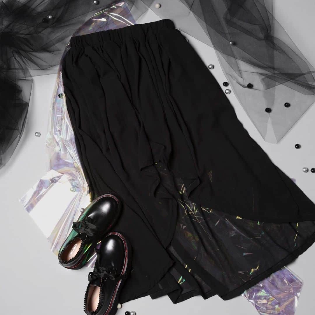 のインスタグラム：「FUNKY FRUIT / B1.5F SKIRT ¥4,290 SHOES ¥8,690 ※all tax in . 【🌑注目トレンドはダークロマンスの世界🌑】 赤いステッチと履き口のフリルがかわいい厚底シューズ。アシンメトリーなシフォンスカートでフェアリーな雰囲気に🧚‍♀️ . #LAFORETSTYLE #2019aw #fashion #darkromance #instagood #funkyfruit #tokyo #laforet #harajuku #laforetharajuku #2019awトレンド #ダークロマンス #ブラック #アシメスカート #厚底シューズ #東京 #ラフォーレ #原宿 #ラフォーレ原宿 #오오티디 #아웃핏 #스타일 #도쿄여행 #멋스타그램」