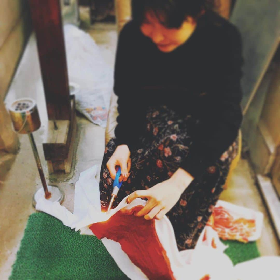 kanikapilaさんのインスタグラム写真 - (kanikapilaInstagram)「姉川刺繍作品のお手伝いで服に火をつけてます。  すげー楽しそう。  #日常 #カニカピラ #kanikapila #カニスタグラム #東京 #中目黒 #デザイン事務所」11月5日 16時19分 - kanikapila_design