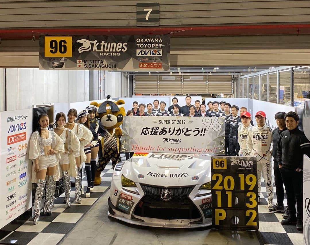 宮本あかりさんのインスタグラム写真 - (宮本あかりInstagram)「#supergt 2019年 最終戦茂木では96号車にたくさんの応援ありがとうございました🐻 . . 17番グリッドから見事に3位表彰台！ . シリーズを2位で終えました🥈 . . チーム一丸となって掴みに行ったシリーズチャンピオンには一歩届きませんでしたが、最高のシーズンとなりました🔥 . . 素晴らしいチームの皆様とこうして同じ時間を共有できたことを誇りに思います🖤 . . これからも強くて速くてカッコいい96号車 @k_tunes_racing の応援をよろしくお願いします🦅 . . #sgt #okayamatoyopet #ktunesracing #kthoney #motorsport #racequeen #rq #gridgirls」11月5日 16時22分 - akari_.miyamoto