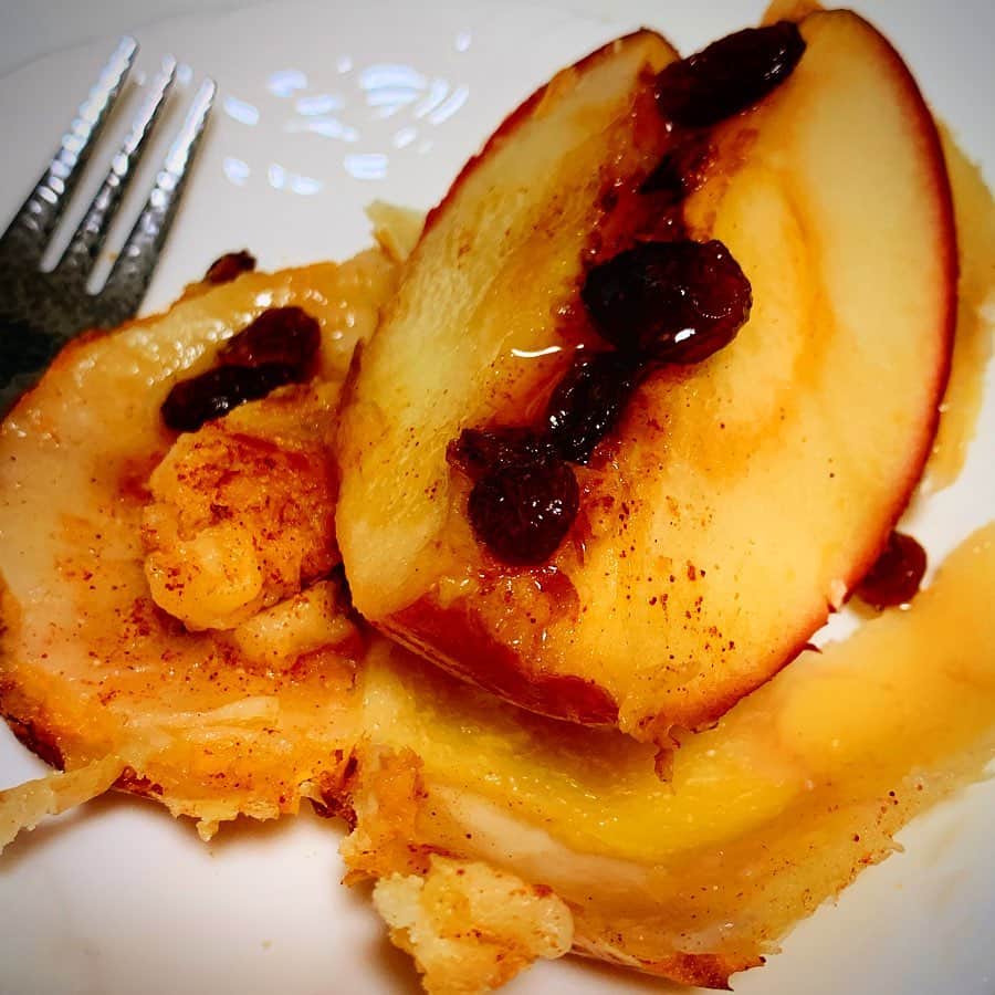 長江里加さんのインスタグラム写真 - (長江里加Instagram)「🍎 丸ごとアップルパイに挑戦！！ またまたはるるんと作ったよ😊 このサムネなんだか白雪姫の毒リンゴを彷彿させる… 魔女が毒リンゴを作ってる時のあのワンシーン、分かる人には分かるはず！ _ 今回は、まずリンゴの芯をくり抜いて、 そこにレーズンとバターとシナモンを詰めて詰めて、 パイ生地シートで包み込んでオーブンで焼くだけ！ リンゴのコンポートを別で作る手間が省けるから簡単😆👏👏👏 そしてご覧！ 切った時のバターがとろけて湯気が出る感じ……！ いい香り〜〜(＊´ω`＊)💓 そこに加わるほのかなレーズンの甘みがまたいいんだこれ。 丸ごとぺろりでした😋 #アップルパイ #丸ごとアップルパイ #パイ生地シート #りかちまる飯」11月5日 16時25分 - o_rikachi_o