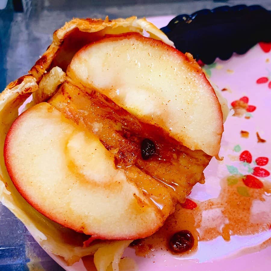 長江里加さんのインスタグラム写真 - (長江里加Instagram)「🍎 丸ごとアップルパイに挑戦！！ またまたはるるんと作ったよ😊 このサムネなんだか白雪姫の毒リンゴを彷彿させる… 魔女が毒リンゴを作ってる時のあのワンシーン、分かる人には分かるはず！ _ 今回は、まずリンゴの芯をくり抜いて、 そこにレーズンとバターとシナモンを詰めて詰めて、 パイ生地シートで包み込んでオーブンで焼くだけ！ リンゴのコンポートを別で作る手間が省けるから簡単😆👏👏👏 そしてご覧！ 切った時のバターがとろけて湯気が出る感じ……！ いい香り〜〜(＊´ω`＊)💓 そこに加わるほのかなレーズンの甘みがまたいいんだこれ。 丸ごとぺろりでした😋 #アップルパイ #丸ごとアップルパイ #パイ生地シート #りかちまる飯」11月5日 16時25分 - o_rikachi_o