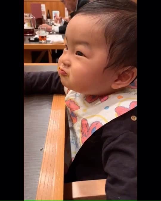 のインスタグラム：「【やはり負けず嫌いが似たか】 最近、ボクの真似をする息子。 子供の頃から鼻を思い切りスースーするのが好きでよくやっていたのですが、まさか生後8ヶ月にしてその技を習得。 そしてボクに負けじと必死になって鼻息を吹きまくる。 是非、音声ありでご覧ください。  #負けず嫌い #family #son #baby #勝負 #親子 #似たもの同士」