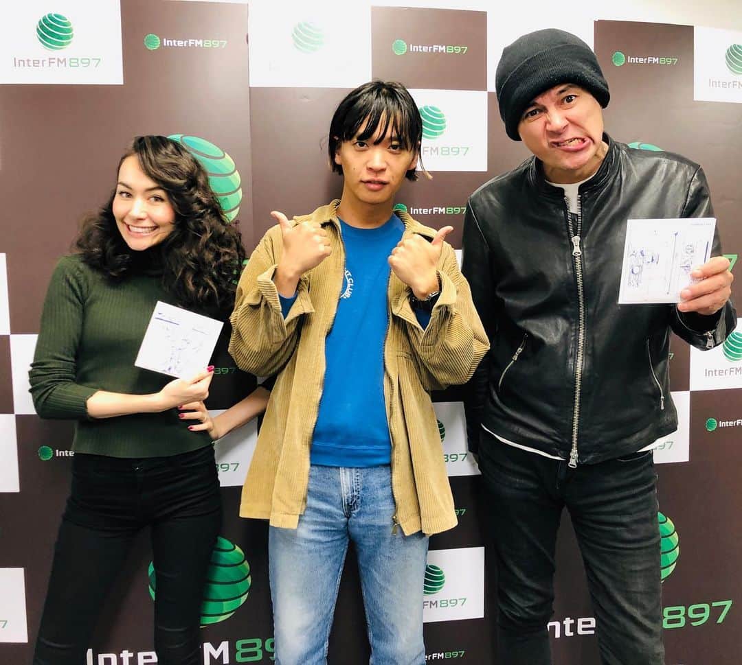 のインスタグラム：「‪今日のゲストは明日、EP「はなたば」をリリースするシャムキャッツから夏目知幸さんでした！‬ ‪次回はピザトーストとコーヒーを用意して待ってます！笑‬ ‪ありがとうございましたー！！‬ ‪#ジョージとシャウラ #interfm897 #シャムキャッツ‬」