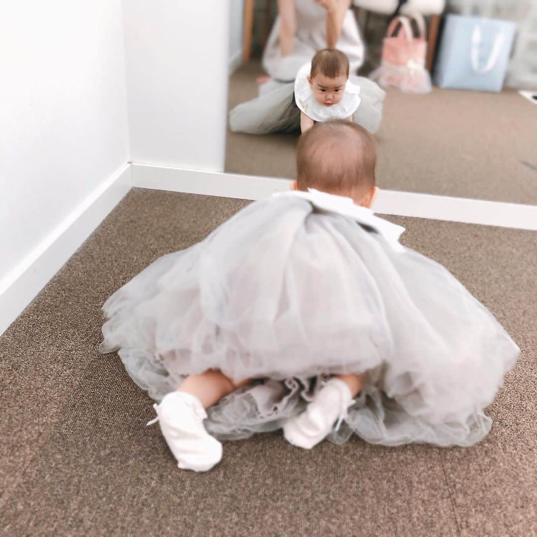 田中涼子のインスタグラム：「わたちも呼んでもらえた♡♡♡ 子連れの結婚式は とにかくシミュレーション大事だった♪ 2週間ほど前からリズムつけて当日逆算して行動してバッチリ披露宴の間は寝てくれた♪───Ｏ（≧∇≦）Ｏ────♪ #weddingparty #結婚披露宴 #ベビードレス#初めて#子連れ結婚式」