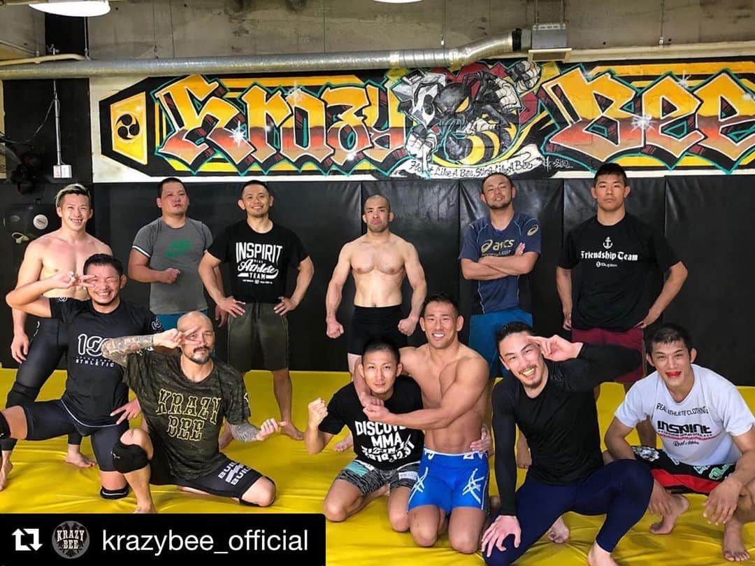 宇野薫のインスタグラム：「今日も練習に参加させていただき ありがとうございました！！ #充実ピース　#宇野薫　#onehundredathletic #100A #100athletic  #Repost @krazybee_official with @get_repost ・・・ . 今日のプロ練🐝 . #ysa #krazybee #mma #プロ練」