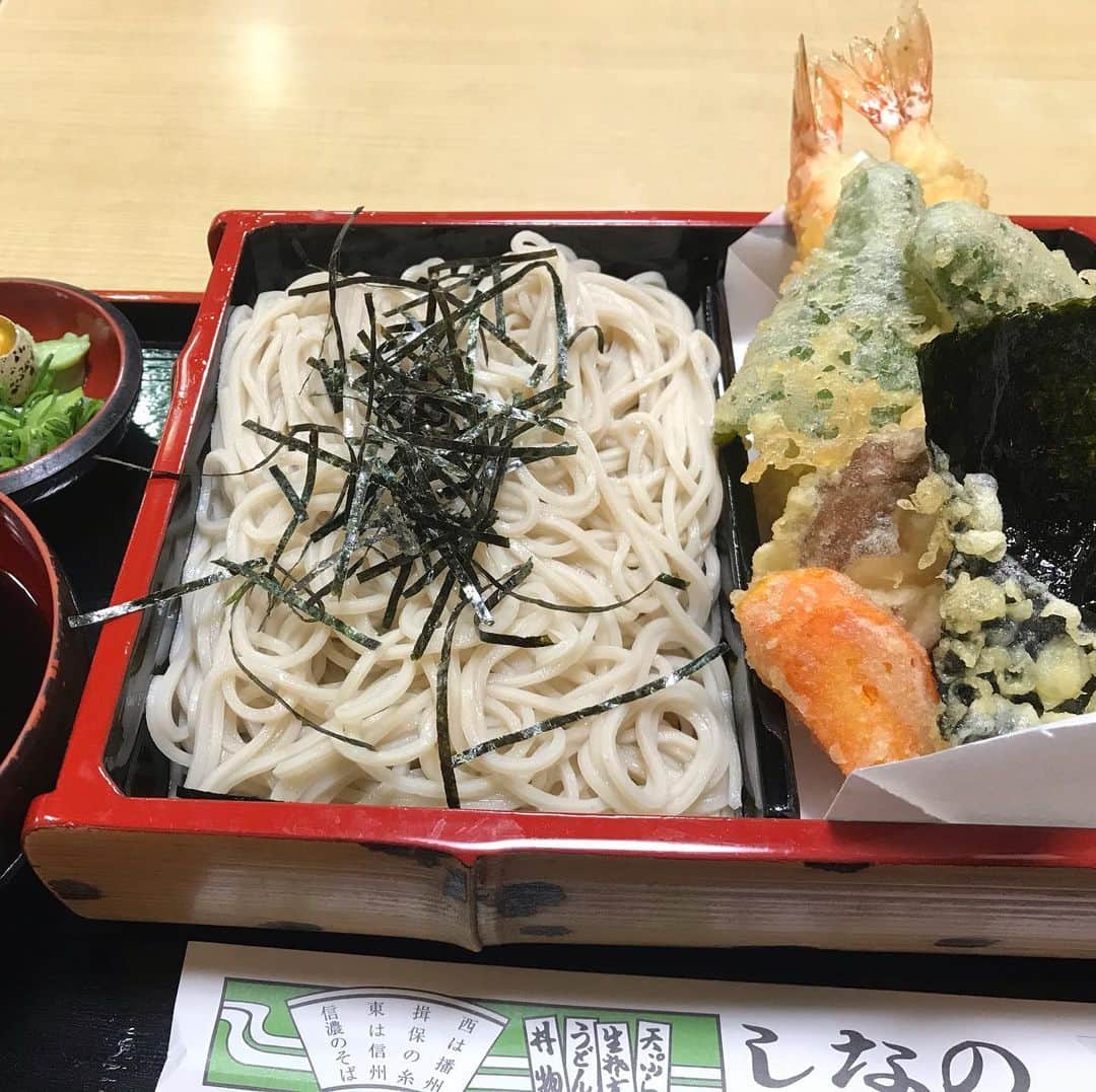 中野耕史のインスタグラム：「#ヴィッセル 神戸　のホーム　ノエスタの近く、笠松商店街にあるお蕎麦屋さん　#生そばしなの　の天ざる♪ #4seasons でもご紹介したお店に天皇杯の観戦前に行ってきました⚽️ ボリューム満点で美味しい😊 試合前に勝利を願ってカツ丼を頼むサポーターも⚽️ このあと勝ってベスト4💪」